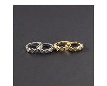 Carica l'immagine nel visualizzatore di Gallery, Coppia Orecchini Micro Flowers